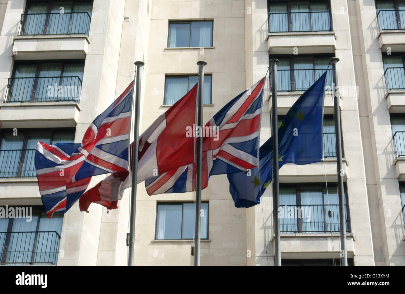 La Union Jack , la bandiera canadese e la Comunità europea bandiera tutti volare insieme al di fuori di un hotel del centro di Londra Foto Stock