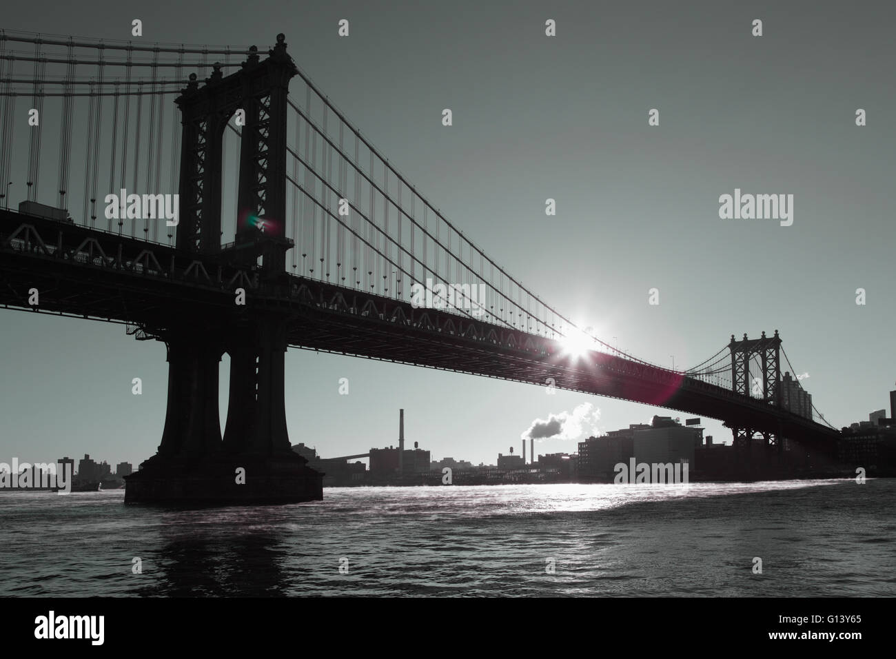 Distorta visione industriale di Manhattan Bridge waterfront New York City a sunrise. Il vapore proveniente da una stazione di alimentazione di Brooklyn Foto Stock