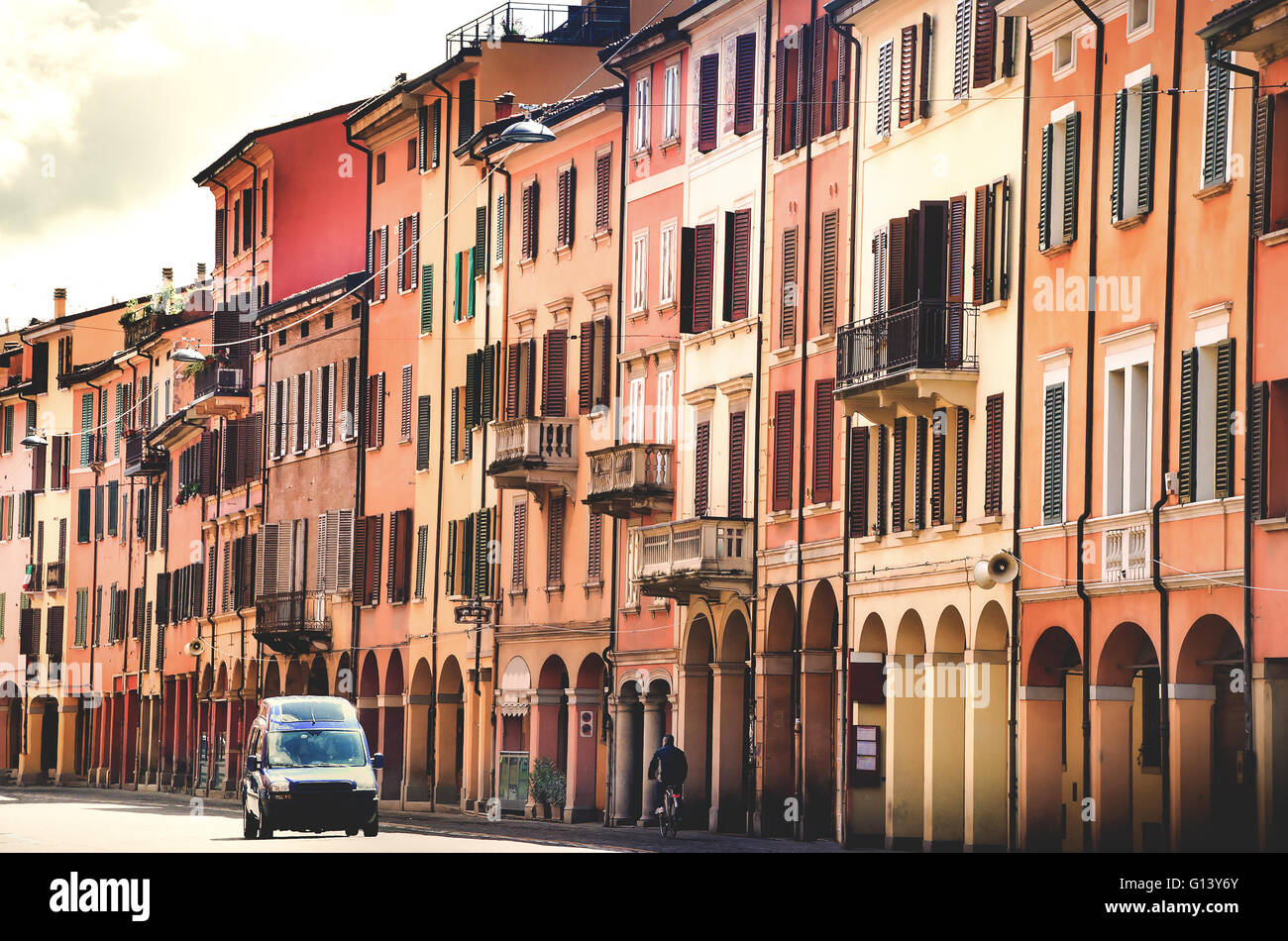 Finestra di Bologna balcone texture colorati edifici in italia Foto Stock