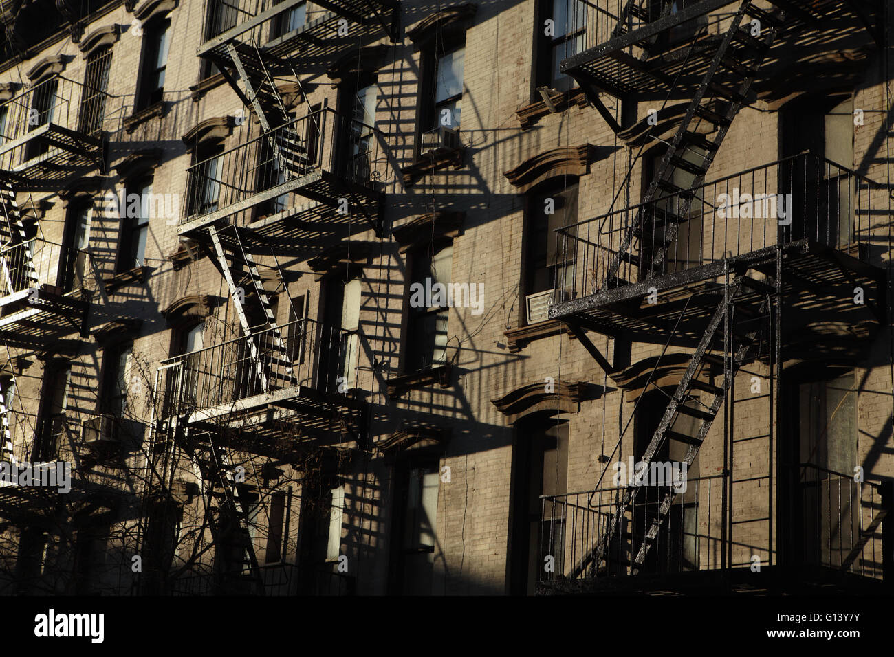 Fire fuoriesce sul mattone antico casamento su Stanton Street Lower East Side di New York City. Immagine a colori. Foto Stock