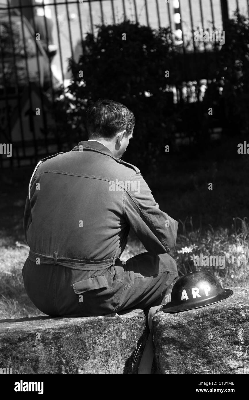 Uomo in WW2 ARP uniforme con tin hat e maschera a Gas Bag (immagine di credito©Jack Ludlam) Foto Stock