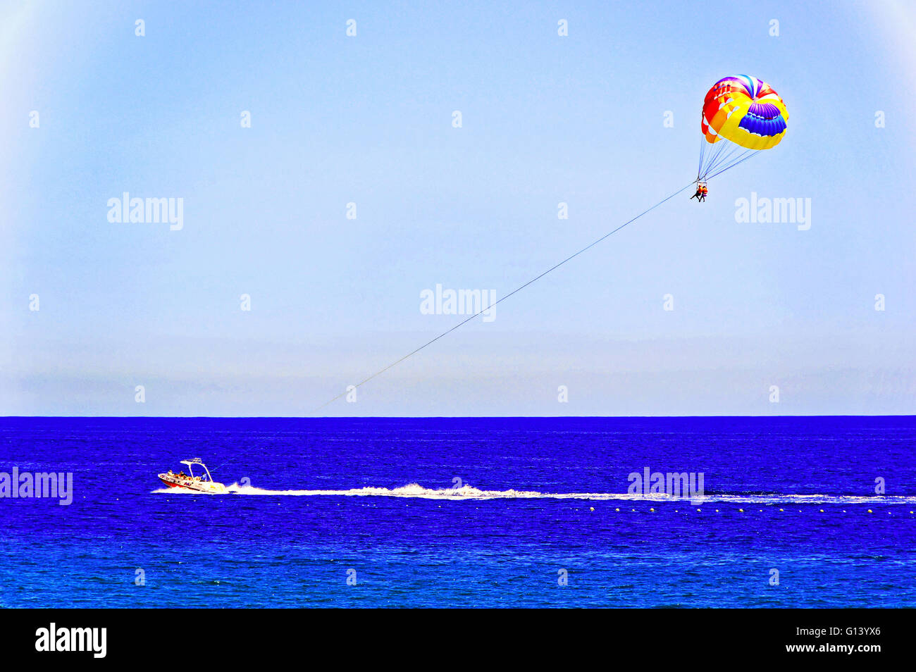 Lanzarote Arrecife Puerto del Carmen paracadute traino barca blue sky Foto Stock