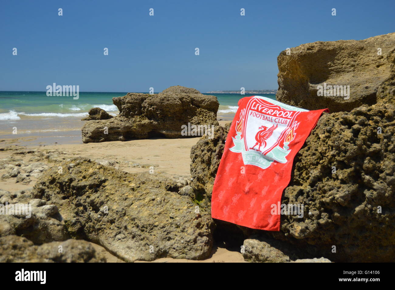 Liverpool FC asciugamani su una roccia a Gale spiaggia di Algarve, PORTOGALLO Foto Stock