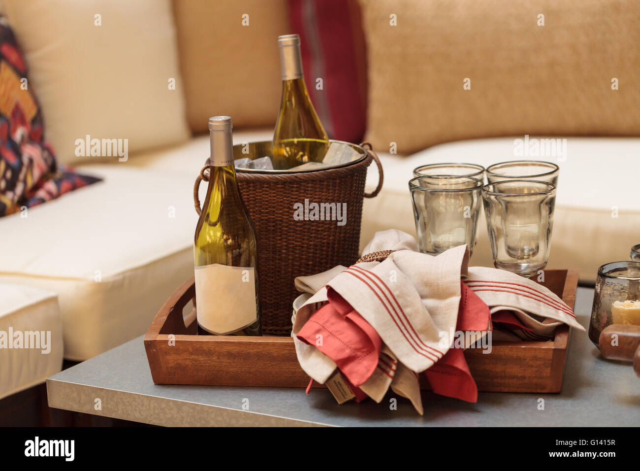 Secchiello per ghiaccio, bottiglia di vino bianco, rosso e bianco di  tovaglioli, bicchieri di vino sul vassoio su un patio in stile rustico  tavolo in estate Foto stock - Alamy