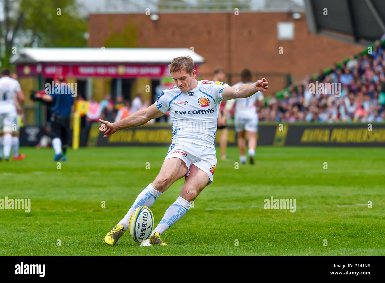 Londra, Regno Unito. Il 7 maggio, 2016. Exeter Chiefs player - Gareth Steenson prende un calcio di rigore durante Aviva Premiership Rugby gioco - arlecchini vs Exeter Chiefs alla Stadio di Twickenham Stoop. Credito: Taka Wu/Alamy Live News Foto Stock