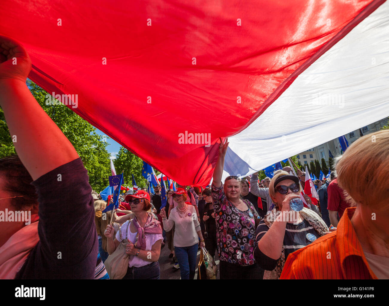 Varsavia, Polonia. Il 7 maggio, 2016. La dimostrazione organizzata a Varsavia in Polonia dal KOD (Comitato per la Difesa della Democrazia) riunito 240.000 persone. È stata la più grande manifestazione in Polonia dopo la caduta del comunismo Credito: Marcin Jamkowski avventura/foto/Alamy Live News Foto Stock