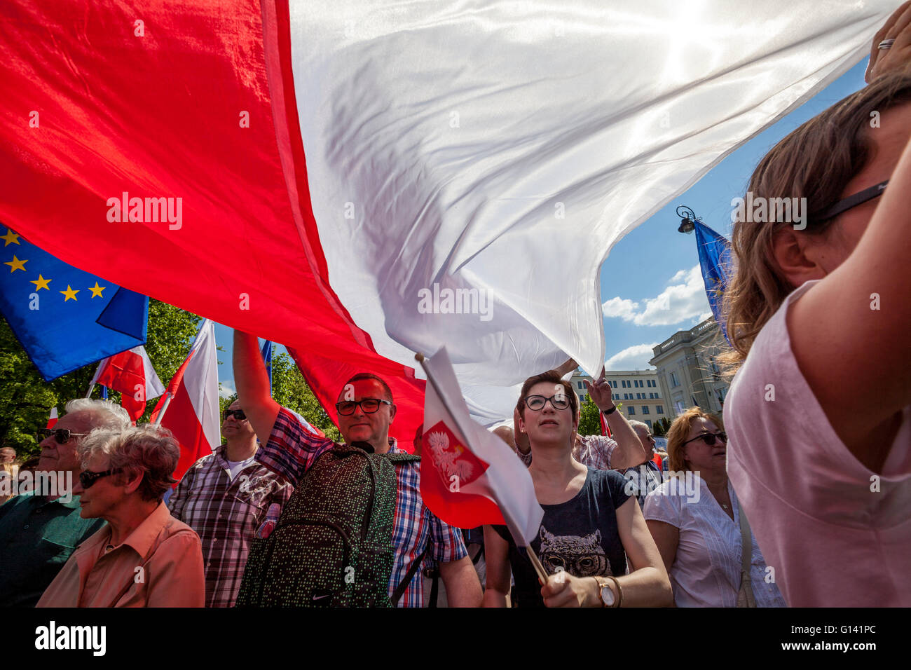 Varsavia, Polonia. Il 7 maggio, 2016. La dimostrazione organizzata a Varsavia in Polonia dal KOD (Comitato per la Difesa della Democrazia) riunito 240.000 persone. È stata la più grande manifestazione in Polonia dopo la caduta del comunismo Credito: Marcin Jamkowski avventura/foto/Alamy Live News Foto Stock