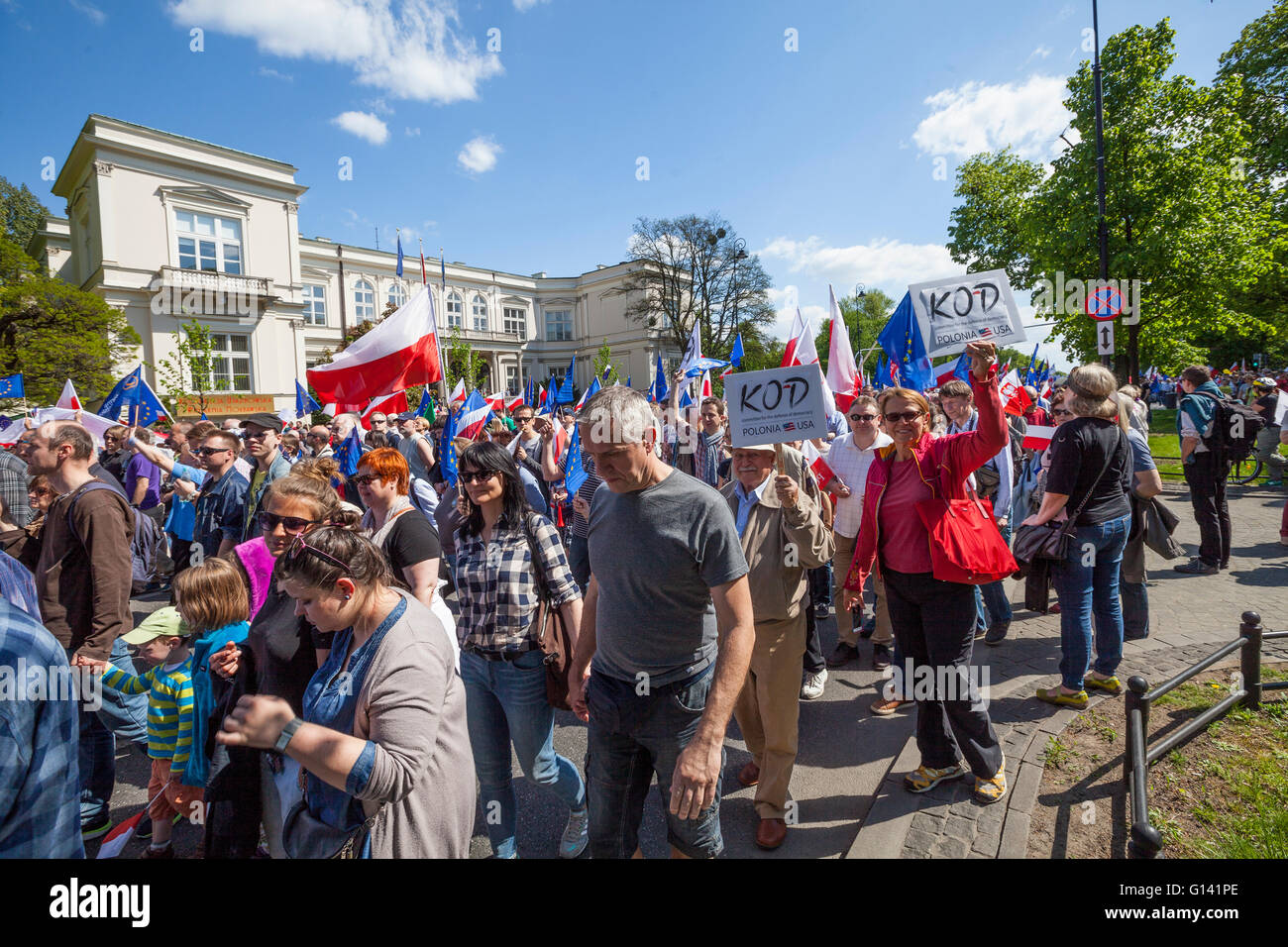 Varsavia, Polonia. Il 7 maggio, 2016. La dimostrazione organizzata a Varsavia in Polonia dal KOD (Comitato per la Difesa della Democrazia) riunito 240.000 persone. È stata la più grande manifestazione in Polonia dopo la caduta del comunismo Credito: Marcin Jamkowski avventura/foto/Alamy Live News Foto Stock