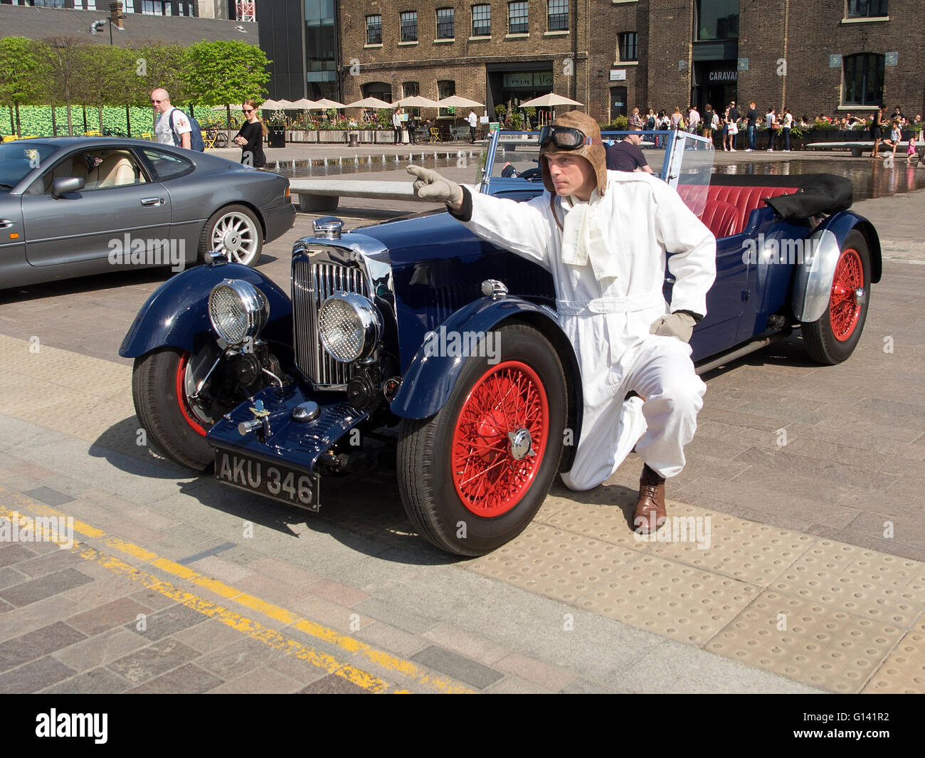 Londra, Regno Unito. 8 Maggio, 2016. Aston Martin Automobile Club al rally di Granaio Sq Kings Cross Londra UK. 8/5/2016. I ventilatori con un 1935 Aston Martin. Credito: Martyn Goddard/Alamy Live News Foto Stock