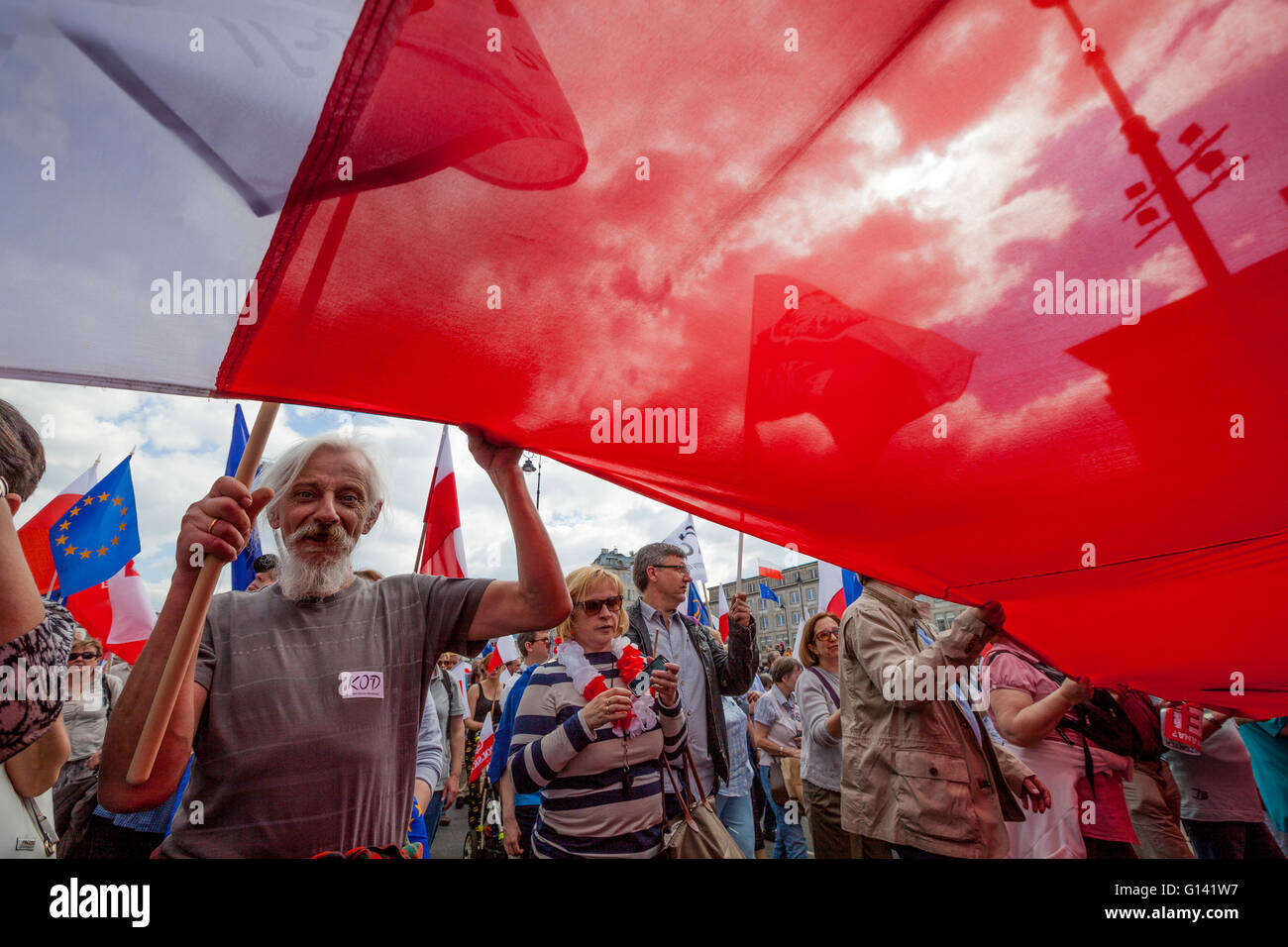 Varsavia, Polonia. Il 7 maggio, 2016. La dimostrazione organizzata a Varsavia in Polonia dal KOD (Comitato per la Difesa della Democrazia) riunito 240.000 persone. È stata la più grande manifestazione in Polonia dopo la caduta del comunismo Credito: Marcin Jamkowski avventura/foto/Alamy Live News Foto Stock