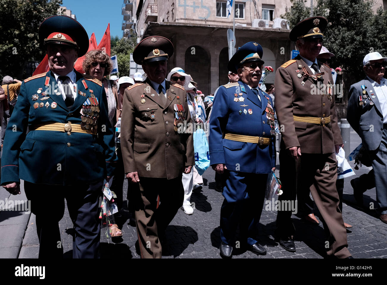 I veterani ebrei sovietici della seconda guerra mondiale con medaglie incappate nelle loro vecchie uniformi prendono parte a una parata in onore di 71 anni dalla vittoria degli alleati sulla Germania nazista nel centro di Gerusalemme Israele Foto Stock