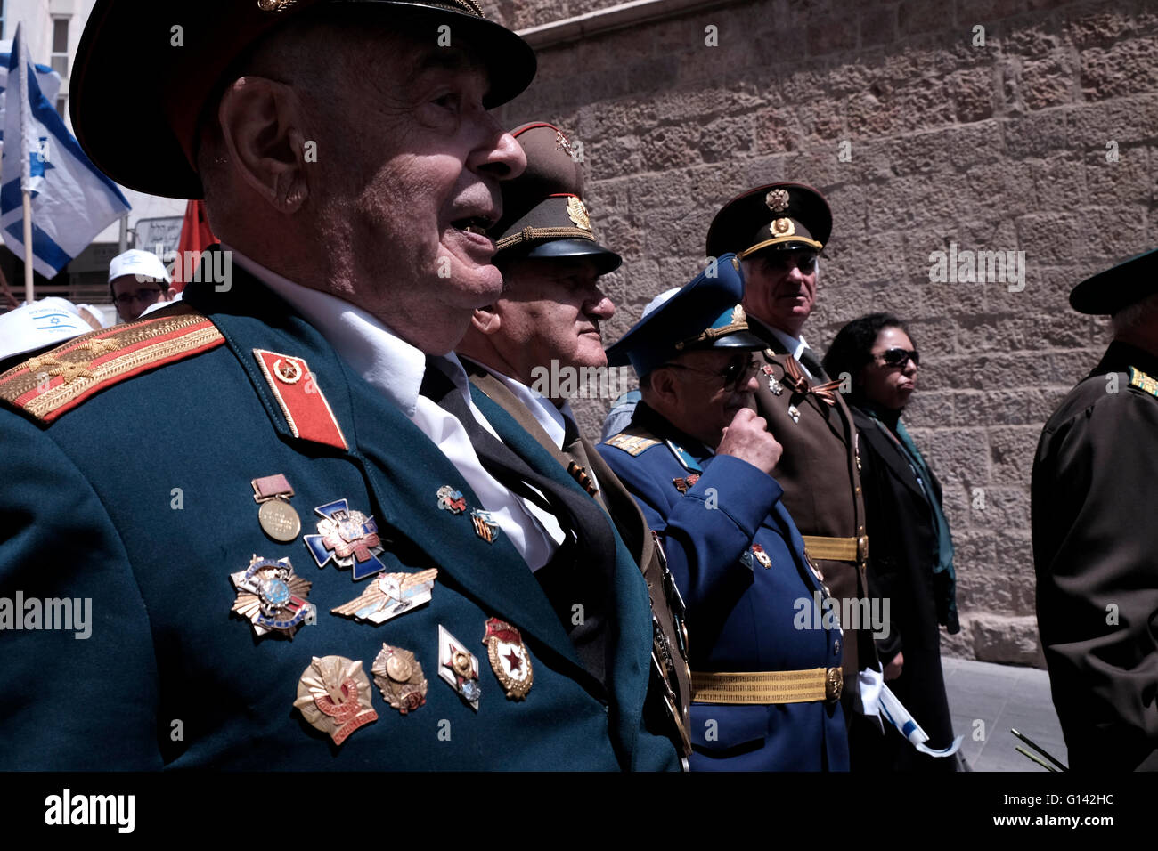 I veterani ebrei sovietici della seconda guerra mondiale con medaglie incappate nelle loro vecchie uniformi prendono parte a una parata in onore di 71 anni dalla vittoria degli alleati sulla Germania nazista nel centro di Gerusalemme Israele Foto Stock