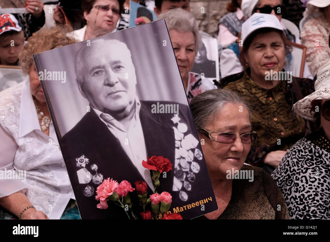 Gerusalemme, Israele. 8 Maggio, 2016. Parenti di israeliano russo II Guerra Mondiale Veterani di prendere parte ad una cerimonia di commemorazione per 71 anni dato che gli alleati' la vittoria sulla Germania Nazista durante la Seconda Guerra Mondiale, nel centro di Gerusalemme Credito: Eddie Gerald/Alamy Live News Foto Stock