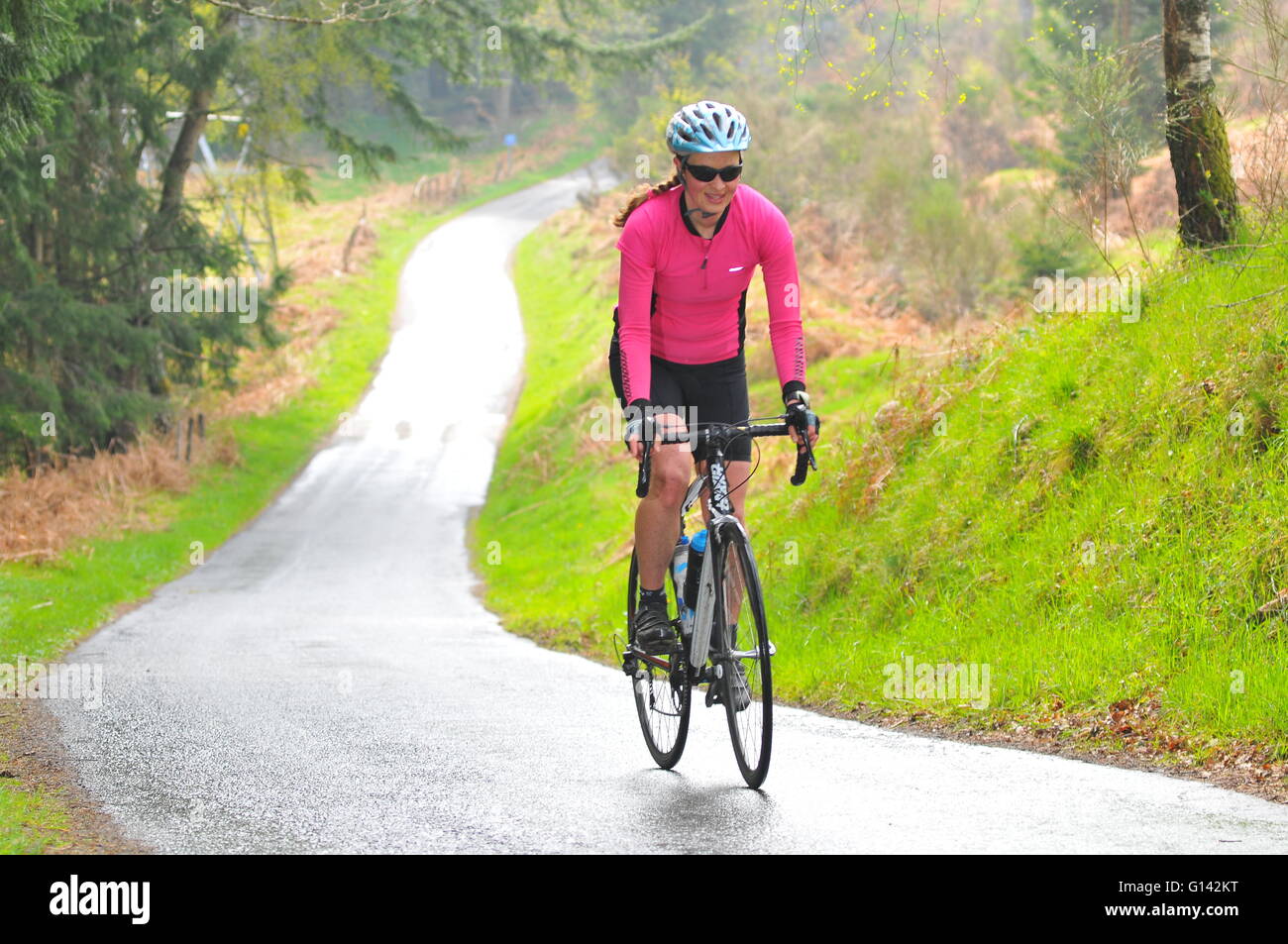 Concorrenti nell'Etape Caledonia bike race, Pitlochry, Perthshire, Scotland, Regno Unito. 8 Maggio, 2016. Foto Stock