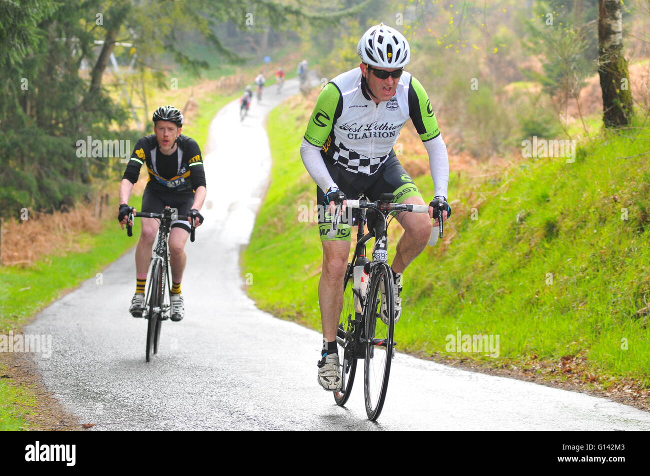 Concorrenti nell'Etape Caledonia bike race, Pitlochry, Perthshire, Scotland, Regno Unito. 8 Maggio, 2016. Foto Stock