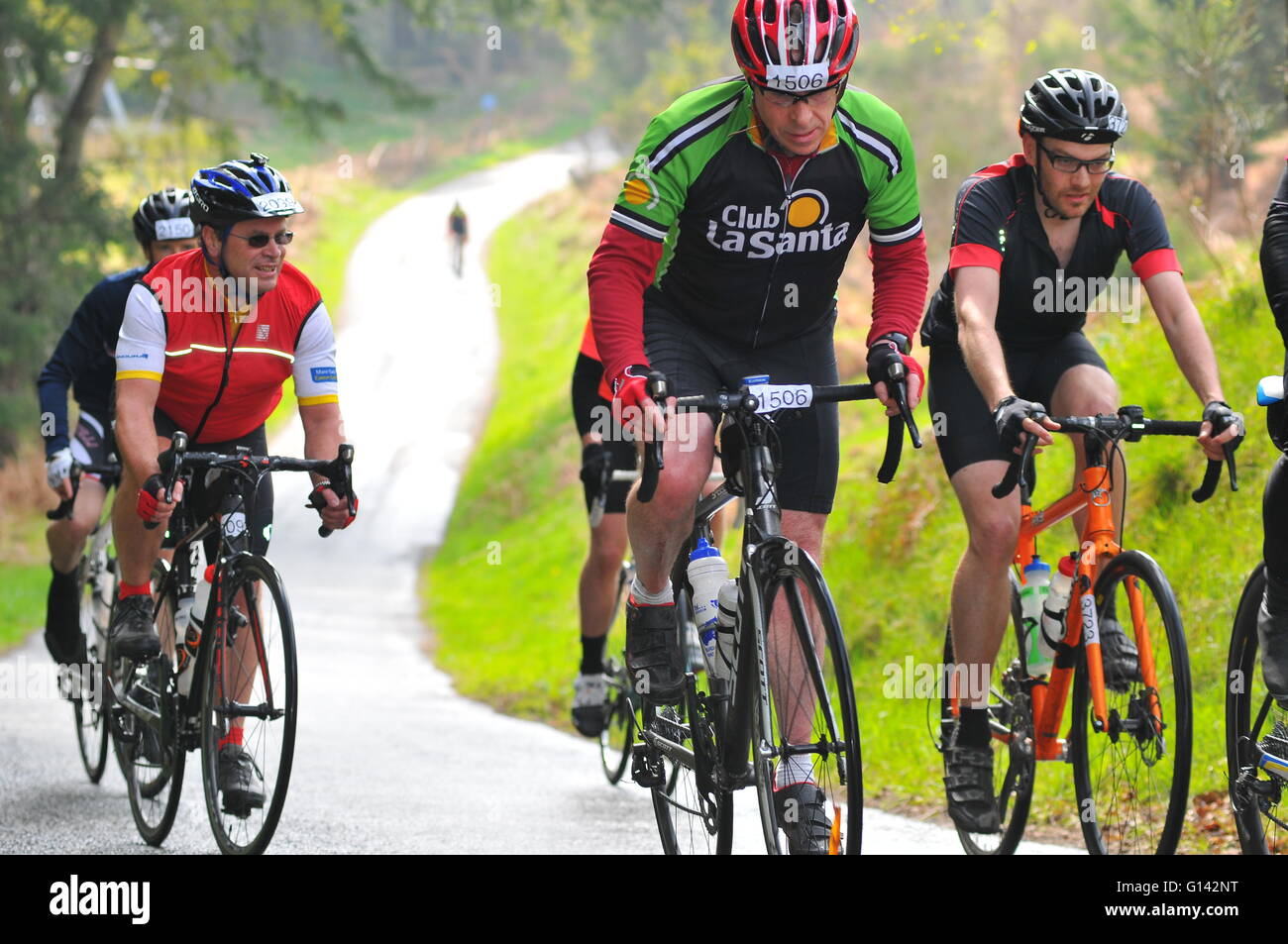 Concorrenti nell'Etape Caledonia bike race, Pitlochry, Perthshire, Scotland, Regno Unito. 8 Maggio, 2016. Foto Stock