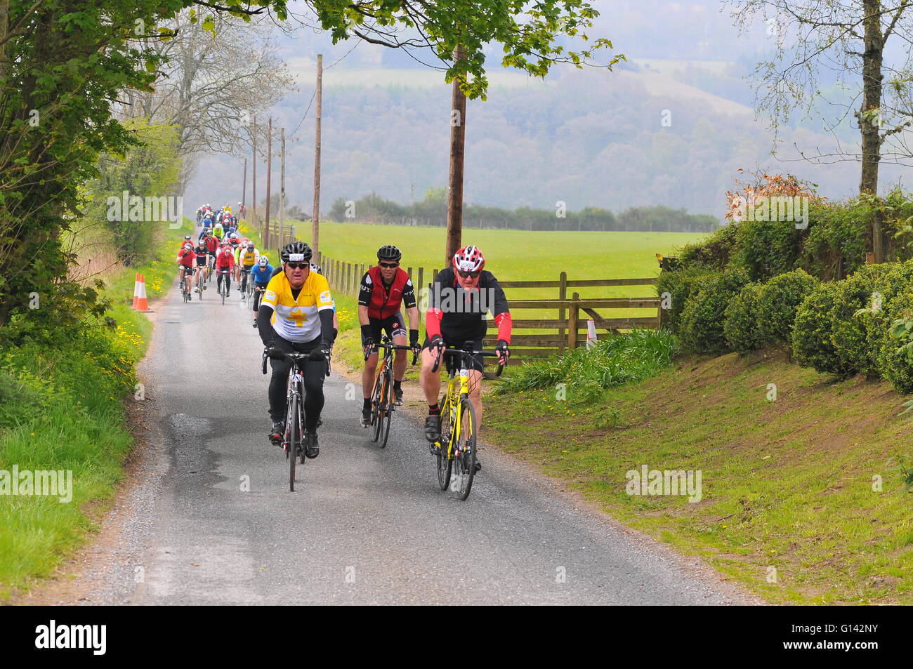 Concorrenti nell'Etape Caledonia bike race, Pitlochry, Perthshire, Scotland, Regno Unito. 8 Maggio, 2016. Foto Stock