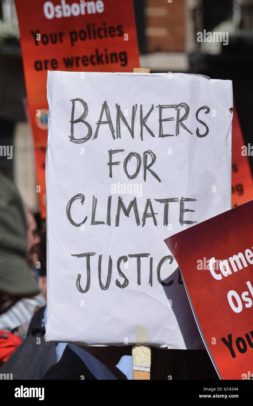 Whitehall, Londra, Regno Unito. 8 maggio 2016. La campagna contro il cambiamento climatico fase una demo su Whitehall © Matthew Chattle/Alamy Live Foto Stock