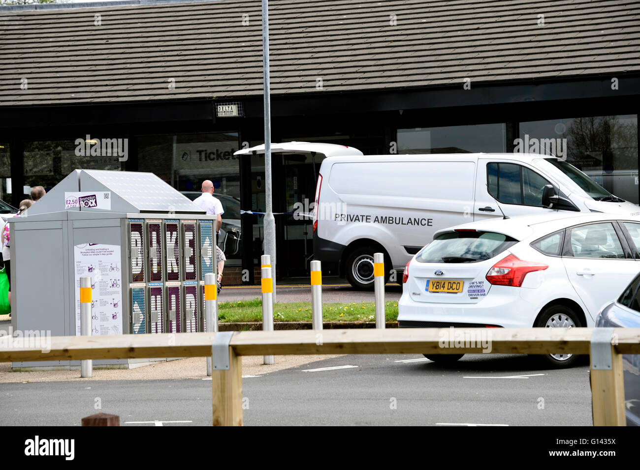 Legno di betulla, Warrington, Cheshire, Regno Unito 8 Maggio, 2016. Un incidente in legno di betulla rail station ha chiuso la linea tra Manchester e Liverpool. Vi è stata una fatalità sulla linea e di trasporto di ricambio viene messo su da la rampa di franchising. La polizia e le ambulanze sono presenti. Credito: Mathew Monteith/Alamy Live News Foto Stock