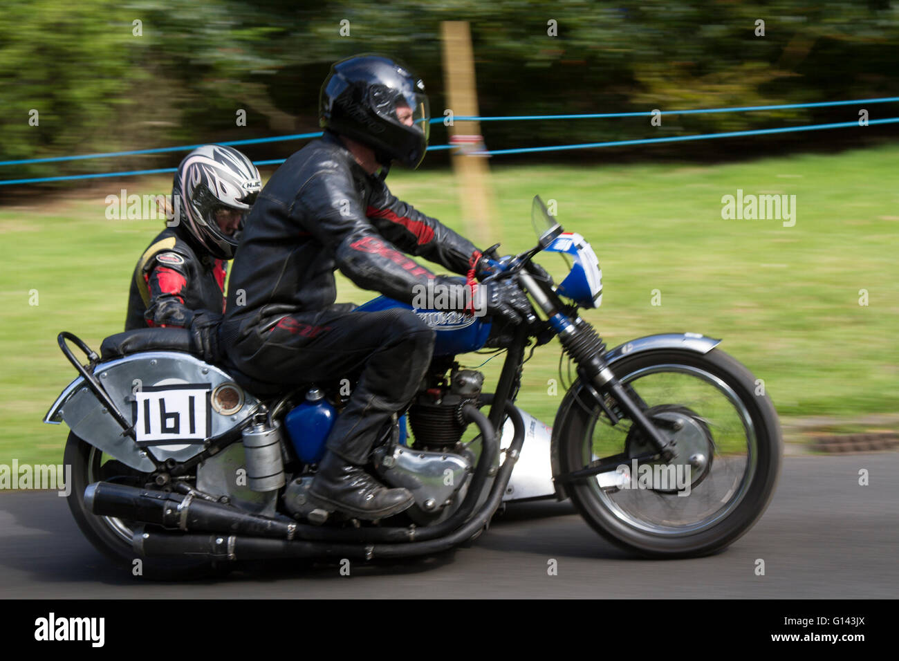 No.161 1948 40s Forties 650cc Triumph side-car guidato da Tony & sue Bannister alla Hoghton Tower Sprint nr. Chorley nel Lancashire, Regno Unito. Lo Sprint è uno dei più longevi eventi motociclistici della contea è diventato un evento importante nel calendario delle motociclette e ha un seguito dedicato di appassionati di motociclette. Lo Sprint presenta tutti i diversi tipi di moto, da quelle inglesi a quelle giapponesi, e include anche alcune moto fatte in casa e personalizzate. Foto Stock