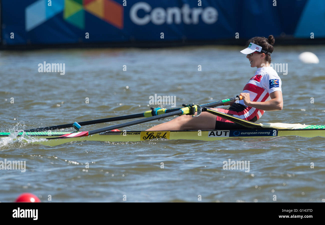 Brandenburgo/Havel, Germania. 8 Maggio, 2016. Magdalena Lobnig dell'Austria sul suo modo di vincere la finale delle donne del concorso unico a livello europeo dei campionati di canottaggio sul Lago Beetzsee nel Land di Brandeburgo/Havel, Germania, 08 maggio 2016. Credito: dpa picture alliance/Alamy Live News Foto Stock