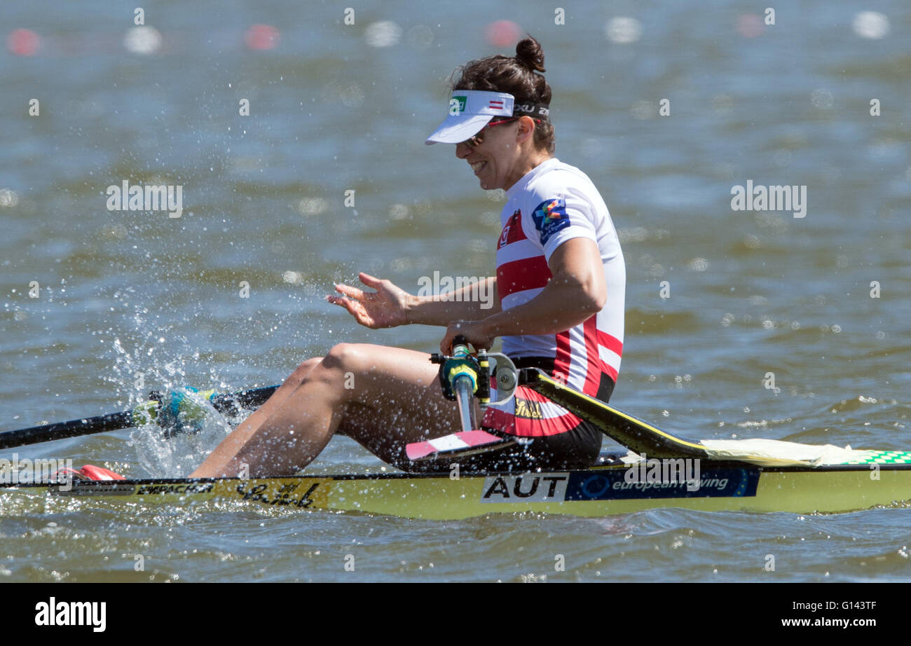 Brandenburgo/Havel, Germania. 8 Maggio, 2016. Magdalena Lobnig dell'Austria festeggia vincendo la finale delle donne del concorso unico a livello europeo dei campionati di canottaggio sul Lago Beetzsee nel Land di Brandeburgo/Havel, Germania, 08 maggio 2016. Credito: dpa picture alliance/Alamy Live News Foto Stock