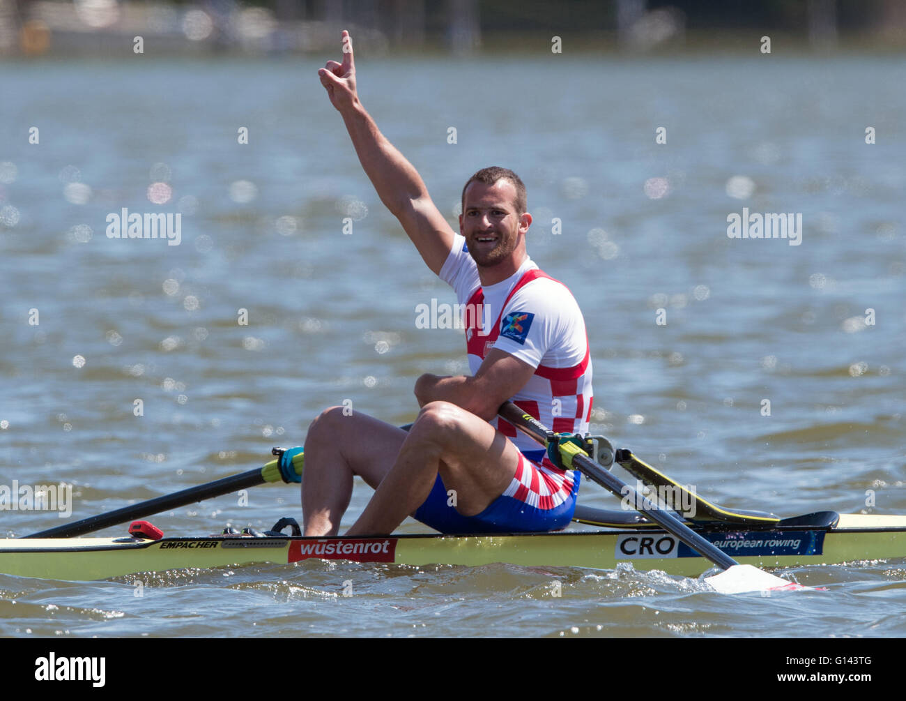 Brandenburgo/Havel, Germania. 8 Maggio, 2016. Martin Damir di Croazia celebra vincendo la finale di uomini del concorso unico a livello europeo dei campionati di canottaggio sul Lago Beetzsee nel Land di Brandeburgo/Havel, Germania, 08 maggio 2016. Credito: dpa picture alliance/Alamy Live News Foto Stock