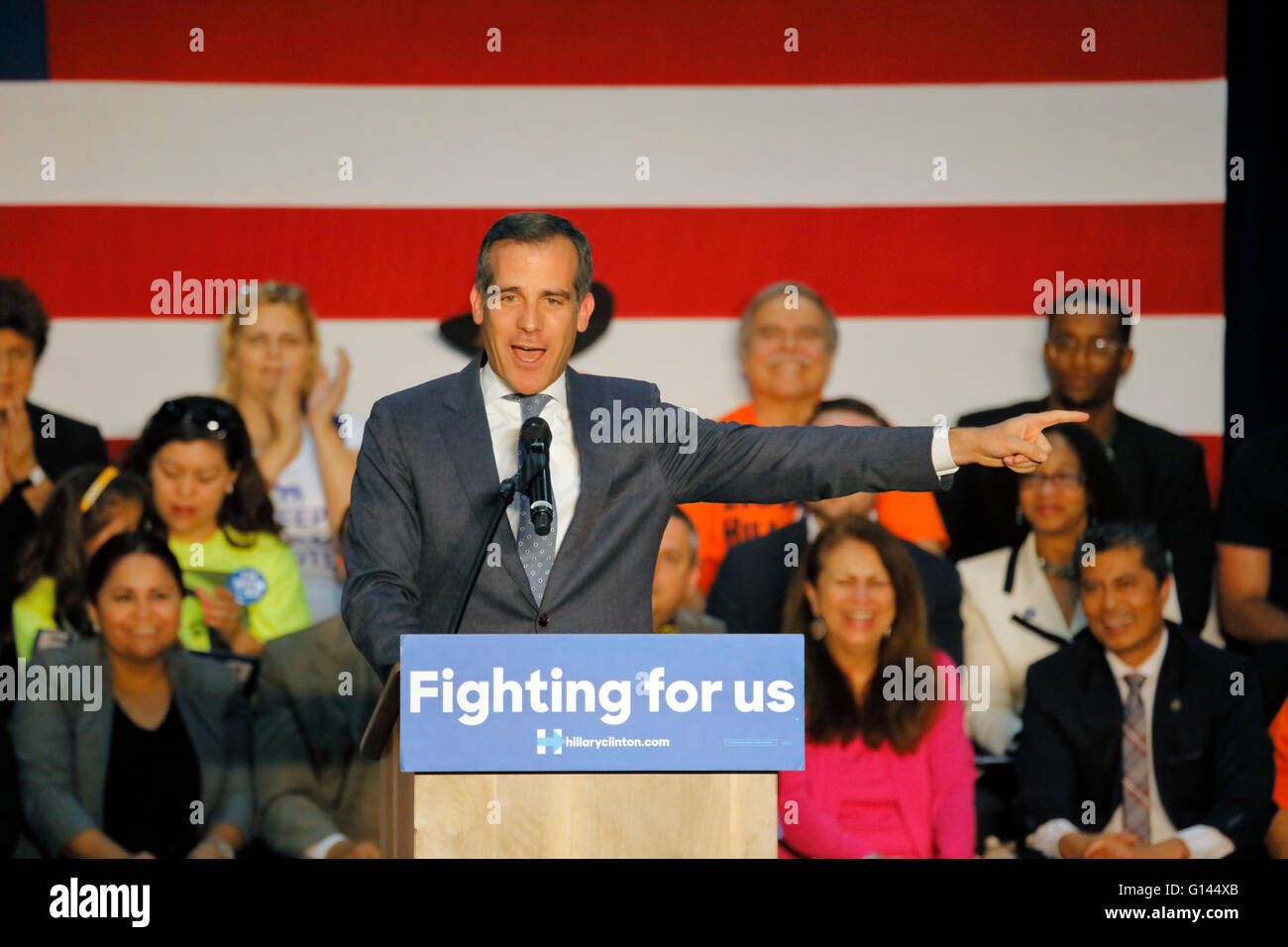 Los Angeles Sindaco Eric Garcetti introduce Hillary Clinton ad est di Los Angeles College Cinco de Mayo, 2016 Foto Stock