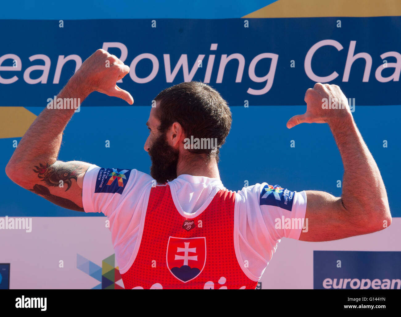 Brandenburgo/Havel, Germania. 8 Maggio, 2016. Lukas Babac della Slovacchia per festeggiare la conquista degli uomini leggeri in una singola concorrenza a livello europeo campionati di canottaggio sul Lago Beetzsee nel Land di Brandeburgo/Havel, Germania, 08 maggio 2016. Credito: dpa picture alliance/Alamy Live News Foto Stock