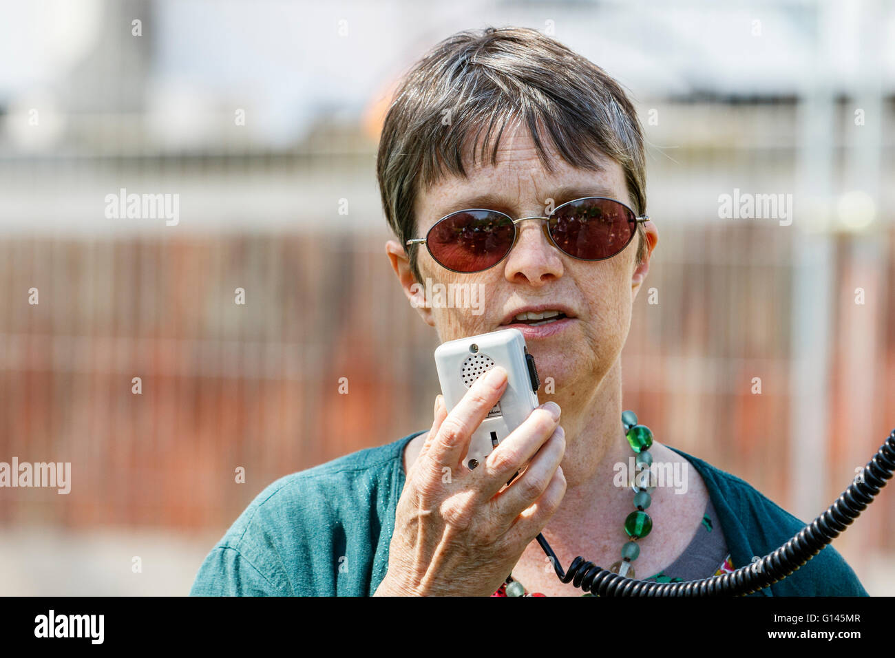 Bristol, Regno Unito, 8 maggio, 2016. Molly Scott Cato,verde parte deputata per il Sud Ovest è raffigurato parlando ai manifestanti durante il Bristols andando indietro sul cambiamento climatico nel rally di College Green. Credito: lynchpics/Alamy Live News Foto Stock