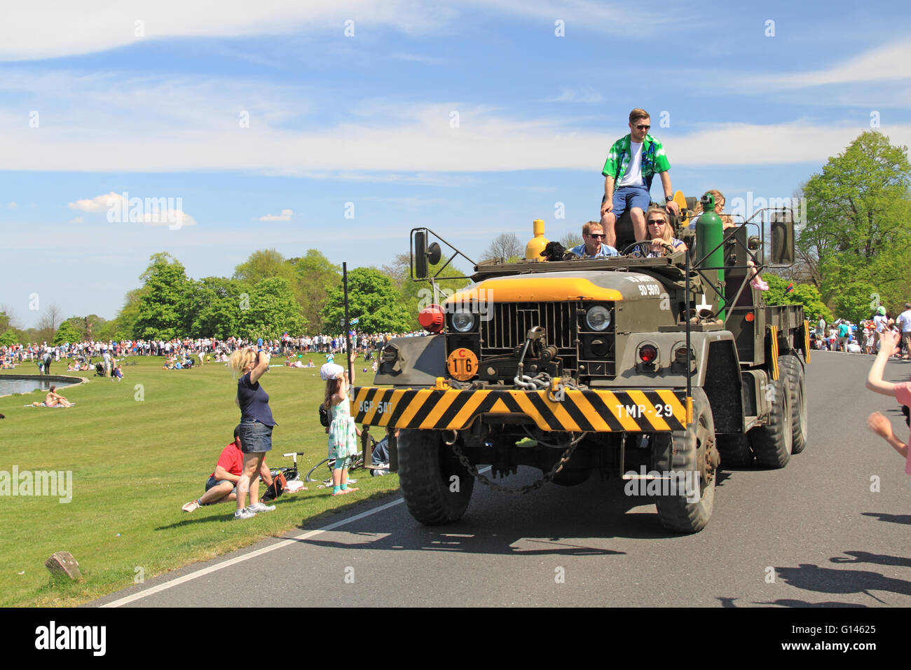 Camion US Army Kaiser M52A2. Domenica delle castagne, 8 maggio 2016. Bushy Park, Hampton Court, London Borough of Richmond, Inghilterra, Gran Bretagna, Regno Unito, Regno Unito, Regno Unito, Europa. Sfilata di veicoli d'epoca e classici e mostre con attrazioni della zona fieristica e rievocazioni militari. Credito: Ian Bottle / Alamy Live News Foto Stock