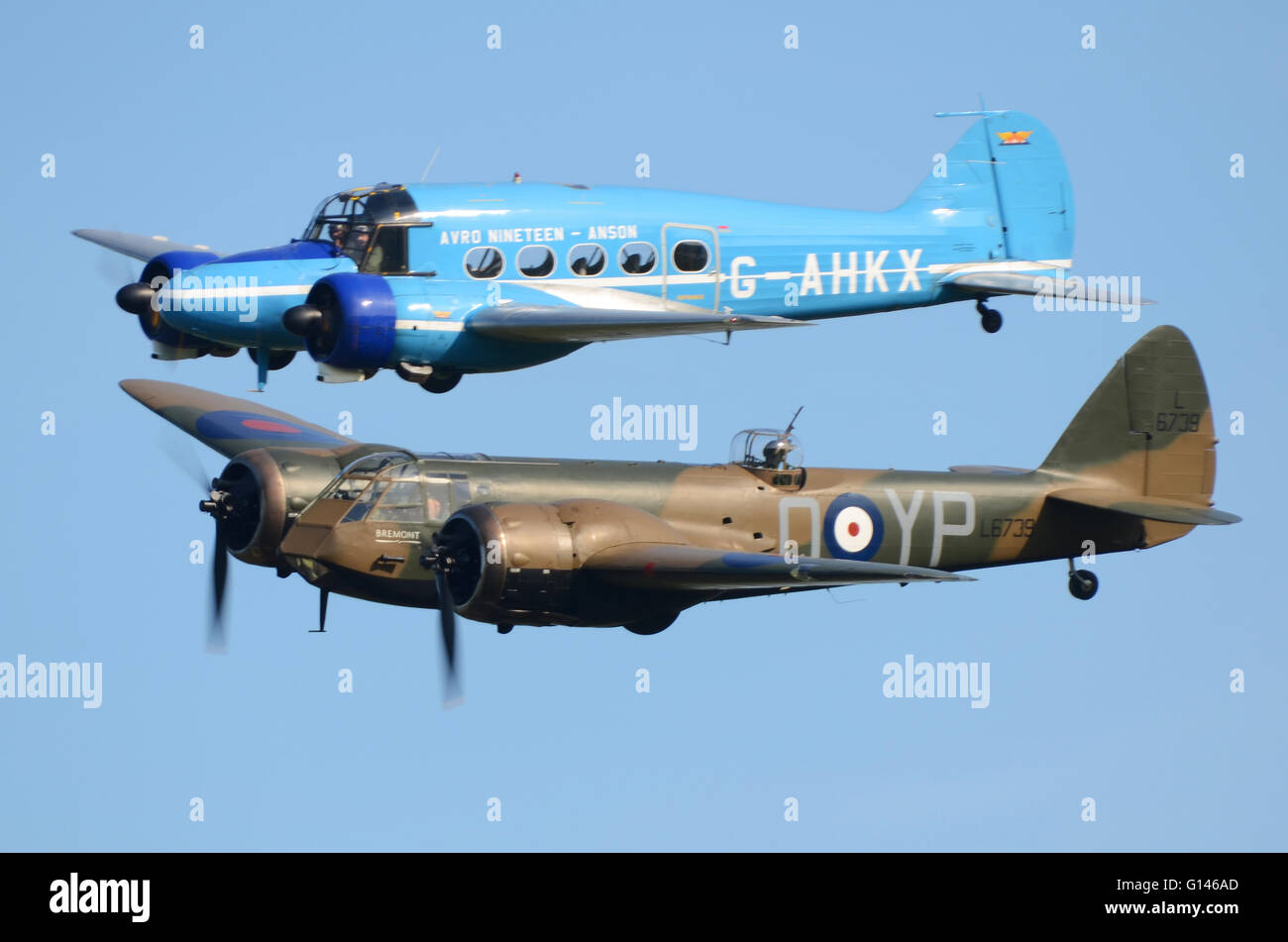 Bristol Blenheim con un Avro diciannove in airshow Shuttleworth. Spazio per la copia Foto Stock