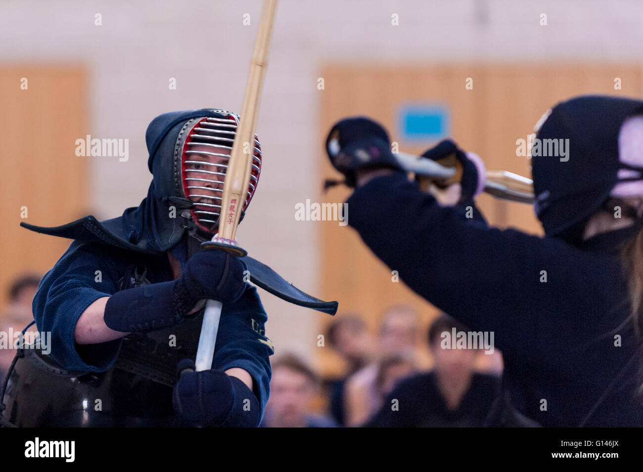 Londra, Regno Unito. 8 maggio 2016. I concorrenti nella finale delle donne. I partecipanti prendono parte al nono anno del London Cup goodwill kendo torneo a Londra Scuola nautica, Blackfriars. Si sviluppa su due giornate, concorrenti internazionali vengono a caso per celebrare l'arte marziale di Kendo. Credito: Stephen Chung / Alamy Live News Foto Stock