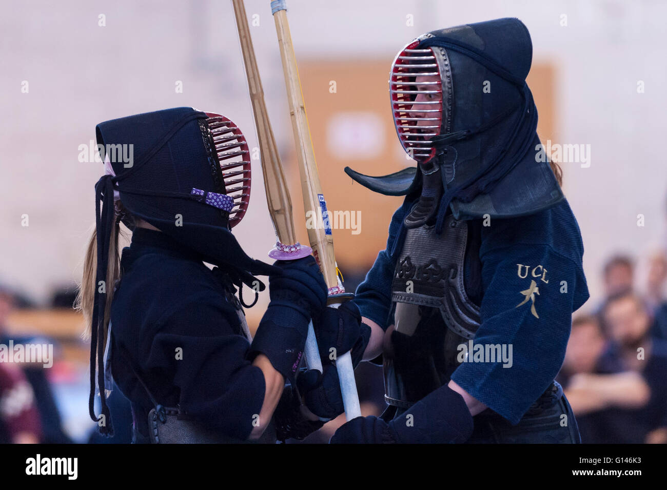 Londra, Regno Unito. 8 maggio 2016. I concorrenti nella finale delle donne. I partecipanti prendono parte al nono anno del London Cup goodwill kendo torneo a Londra Scuola nautica, Blackfriars. Si sviluppa su due giornate, concorrenti internazionali vengono a caso per celebrare l'arte marziale di Kendo. Credito: Stephen Chung / Alamy Live News Foto Stock