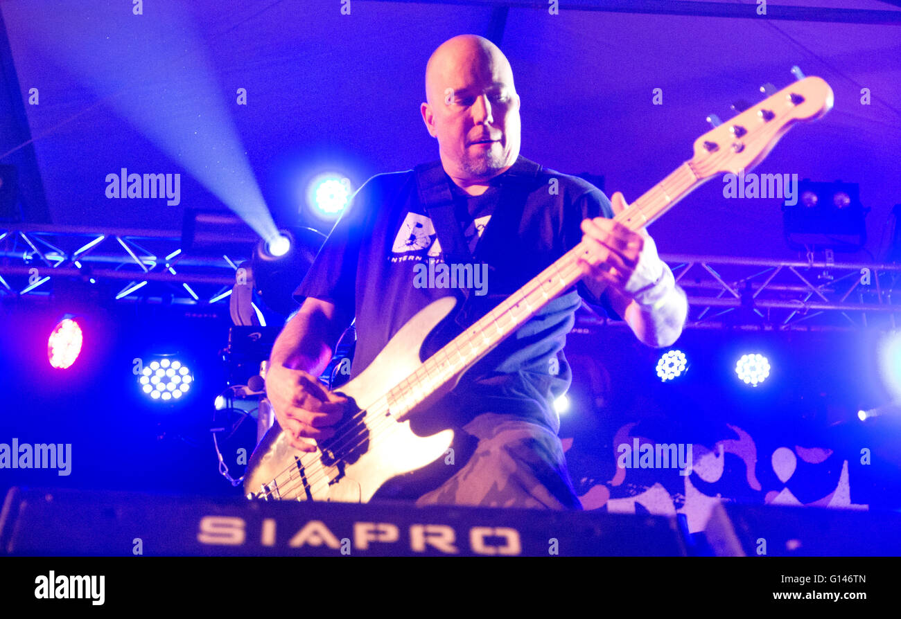 Oviedo, Spagna. Il 7 maggio, 2016. Il bassista Craig Setari svolge durante il concerto di American hardcore punk band "ick di tutto' a Otero Butal Fest sul loro tour "30 anni", il 7 maggio 2016 a Oviedo, Spagna. Credito: David Gato/Alamy Live News Foto Stock