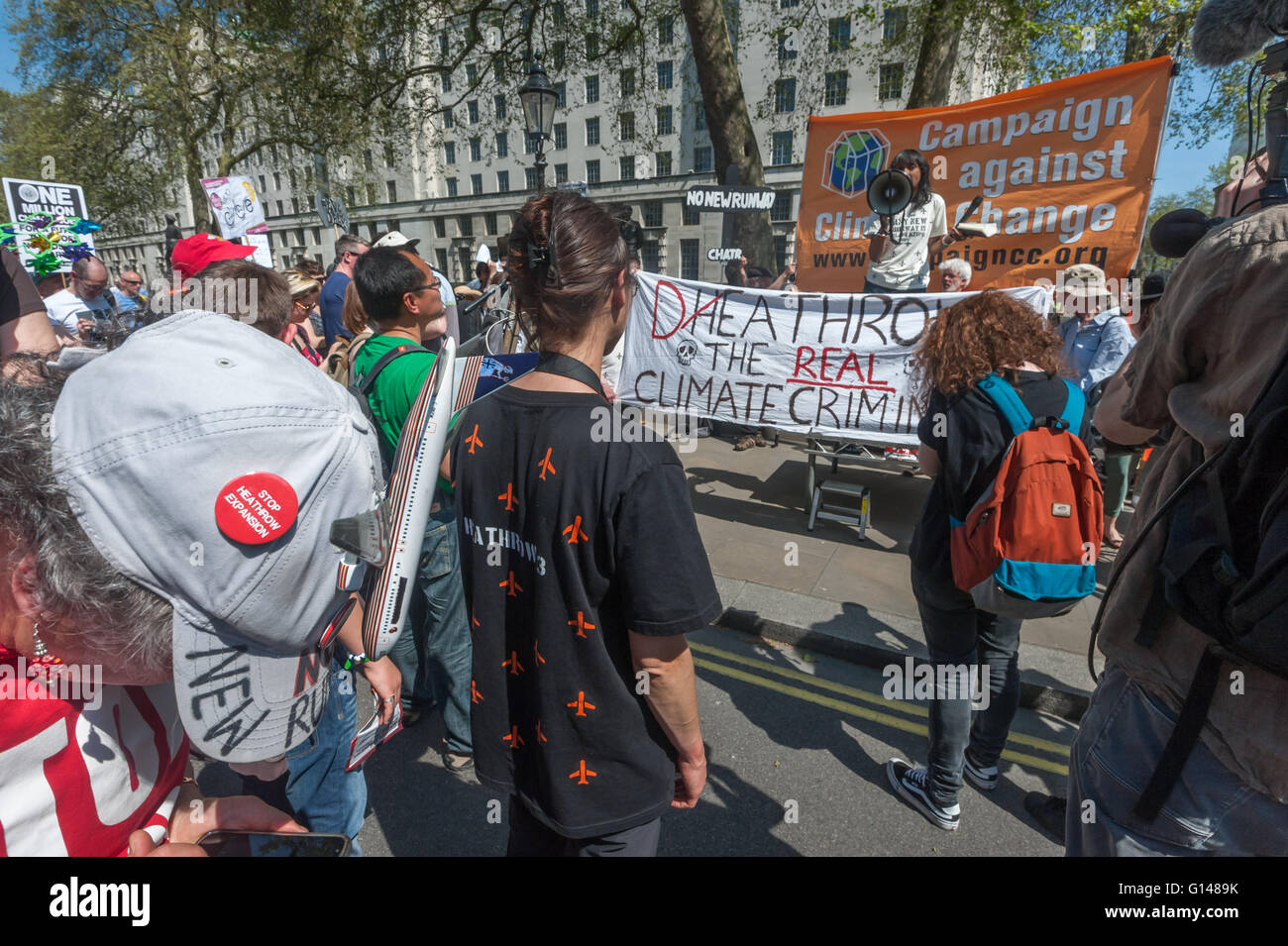 Londra, Regno Unito. 8 maggio 2016. I manifestanti hanno marciato indietro lungo Whitehall contro il governo del Regno Unito hanno il backtracking su energia pulita, che ha visto la caduta di isolamento di borse e paralizzare la nostra energia verde programmi mentre il clima di supporto-wrecking fracking e progetti di biomassa lungo con proponendo massicciamente inquinanti e inutili su strada e su pista progetti. Sheila Menon del piano stupido parla di fronte a Downing St contro la fornitura di nuove piste di decollo e atterraggio a Heathrow o altrove - non vi è alcuna necessità di maggiore capacità. Peter Marshall / Alamy Live News Foto Stock