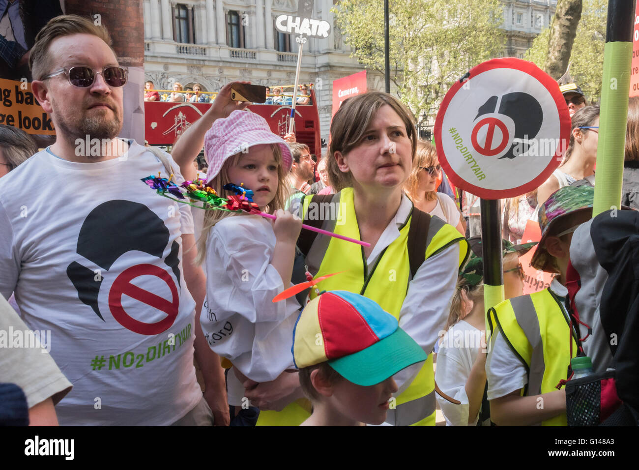 Londra, Regno Unito. 8 maggio 2016. I manifestanti hanno marciato indietro lungo Whitehall contro il governo del Regno Unito hanno il backtracking su energia pulita, che ha visto la caduta di isolamento di borse e paralizzare la nostra energia verde programmi mentre il clima di supporto-wrecking fracking e progetti di biomassa lungo con proponendo massivily inquinanti e inutili su strada e su pista progetti. I manifestanti da n. 2 aria sporca al rally presso il Ministero della Salute. Peter Marshall / Alamy Live News Foto Stock