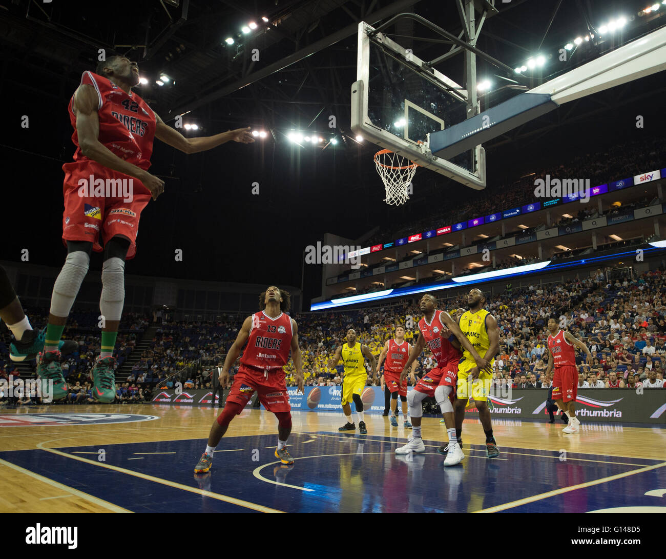 L'O2, Londra UK. 8 maggio 2016. Trayvonn Wright di piloti balza alta in primo piano, periodo 4, fuso British Basketball League Play-Off finali, punteggio finale Sheffield squali 84 - 77 Leicester piloti. Credito: sportsimages/Alamy Live News. Foto Stock