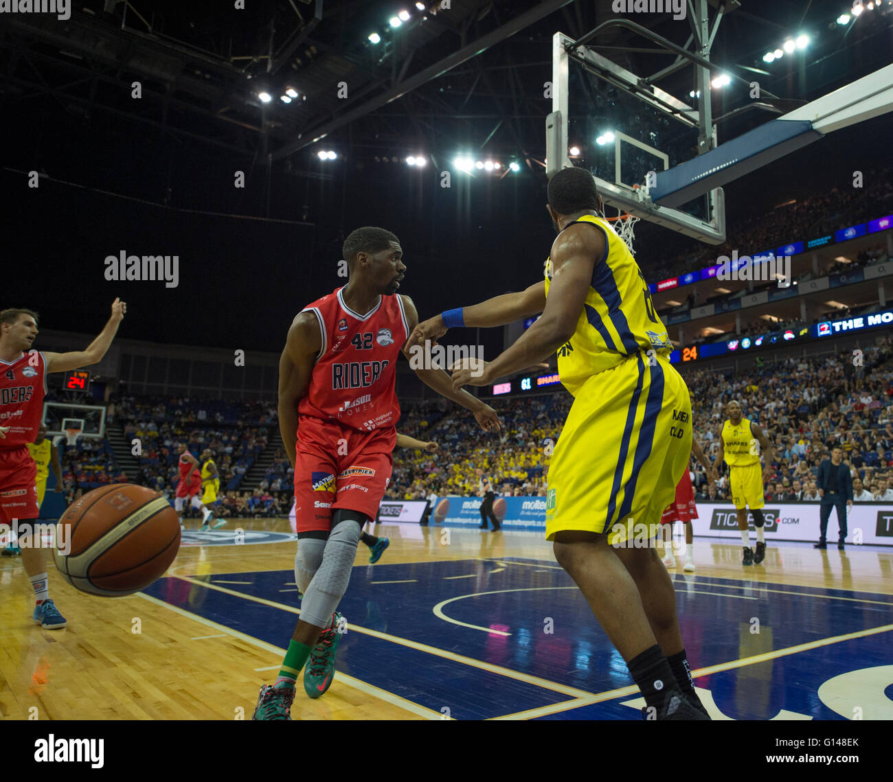 L'O2, Londra UK. 8 maggio 2016. Numero 42 Trayvonn Wright di piloti e 8 Brandon Hogg di squali, primo piano. British fuso Basketball League Play-Off finali, punteggio finale Sheffield squali 84 - 77 Leicester piloti. Credito: sportsimages/Alamy Live News. Foto Stock