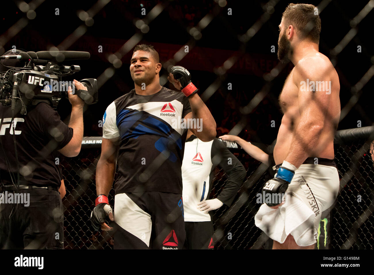 Rotterdam, Paesi Bassi. 8 Maggio, 2016. Alistair Overeem beat Andrei Arlovski da TKO nel secondo round. Credit Dan Cooke/Alamy Live News Foto Stock