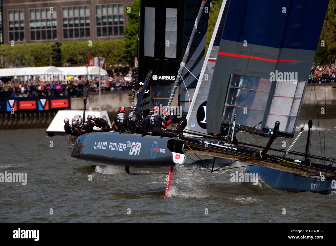 New York, Stati Uniti d'America. 8 Maggio, 2016. La Land Rover Bar team imbarcazione proveniente da dietro il team Oracle USA imbarcazione durante i Louis Vuitton America's Cup nel porto di New York di credito oggi: Adam Stoltman/Alamy Live News Foto Stock