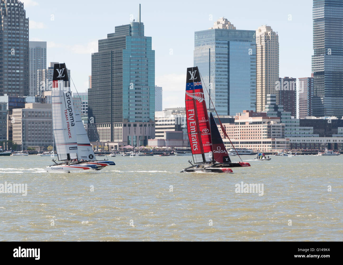 Emirates Nuova Zelanda team e Groupama Francia yacht a vela di aver smascherato nel 2016 Coppa America World Series di New York sul fiume Hudson. Foto Stock