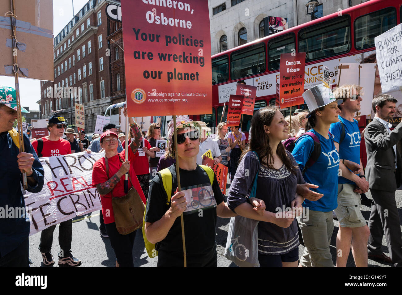 Londra, Regno Unito. 08 maggio 2016. Gli attivisti e gli attivisti si riuniscono per protestare contro la politica del governo nei confronti del cambiamento climatico. I partecipanti hanno marciato all'indietro dalla parte superiore di Whitehall per il Dipartimento della Sanità mostrano simbolicamente l'inversione delle azioni del governo su diversi temi come fracking, fonti di energia rinnovabili Combustibili fossili, il trasporto sostenibile. Manifestanti hanno rivolto un appello ad andare avanti anziché indietro sulla politica in materia di clima nel primo anniversario del governo attuale. Wiktor Szymanowicz/Alamy Live News Foto Stock