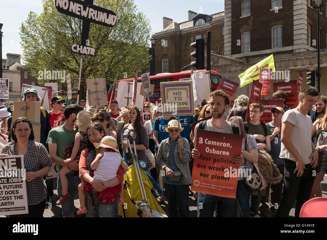 Londra, Regno Unito. 08 maggio 2016. Gli attivisti e gli attivisti si riuniscono per protestare contro la politica del governo nei confronti del cambiamento climatico. I partecipanti hanno marciato all'indietro dalla parte superiore di Whitehall per il Dipartimento della Sanità mostrano simbolicamente l'inversione delle azioni del governo su diversi temi come fracking, fonti di energia rinnovabili Combustibili fossili, il trasporto sostenibile. Manifestanti hanno rivolto un appello ad andare avanti anziché indietro sulla politica in materia di clima nel primo anniversario del governo attuale. Wiktor Szymanowicz/Alamy Live News Foto Stock