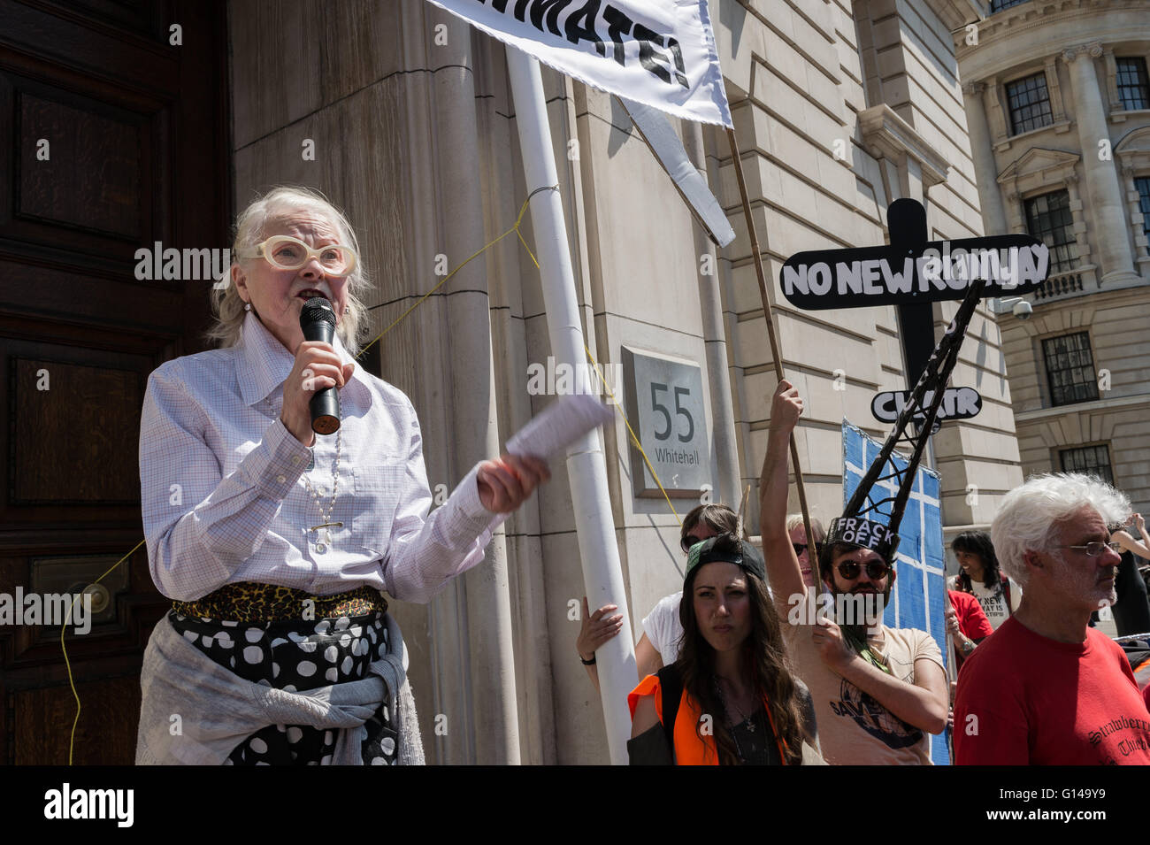 Londra, Regno Unito. 08 maggio 2016. Dame Vivienne Westwood fa un discorso durante la 'andando indietro sul Cambiamento Climatico" protesta da parte del Dipartimento di Energia e cambiamenti climatici. Wiktor Szymanowicz/Alamy Live News Foto Stock