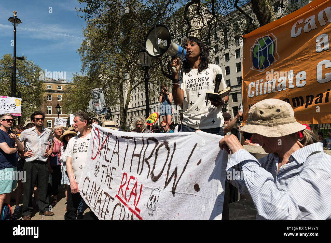 Londra, Regno Unito. 08 maggio 2016. Gli attivisti e gli attivisti si riuniscono per protestare contro la politica del governo nei confronti del cambiamento climatico. I partecipanti hanno marciato all'indietro dalla parte superiore di Whitehall per il Dipartimento della Sanità mostrano simbolicamente l'inversione delle azioni del governo su diversi temi come fracking, fonti di energia rinnovabili Combustibili fossili, il trasporto sostenibile. Manifestanti hanno rivolto un appello ad andare avanti anziché indietro sulla politica in materia di clima nel primo anniversario del governo attuale. Wiktor Szymanowicz/Alamy Live News Foto Stock