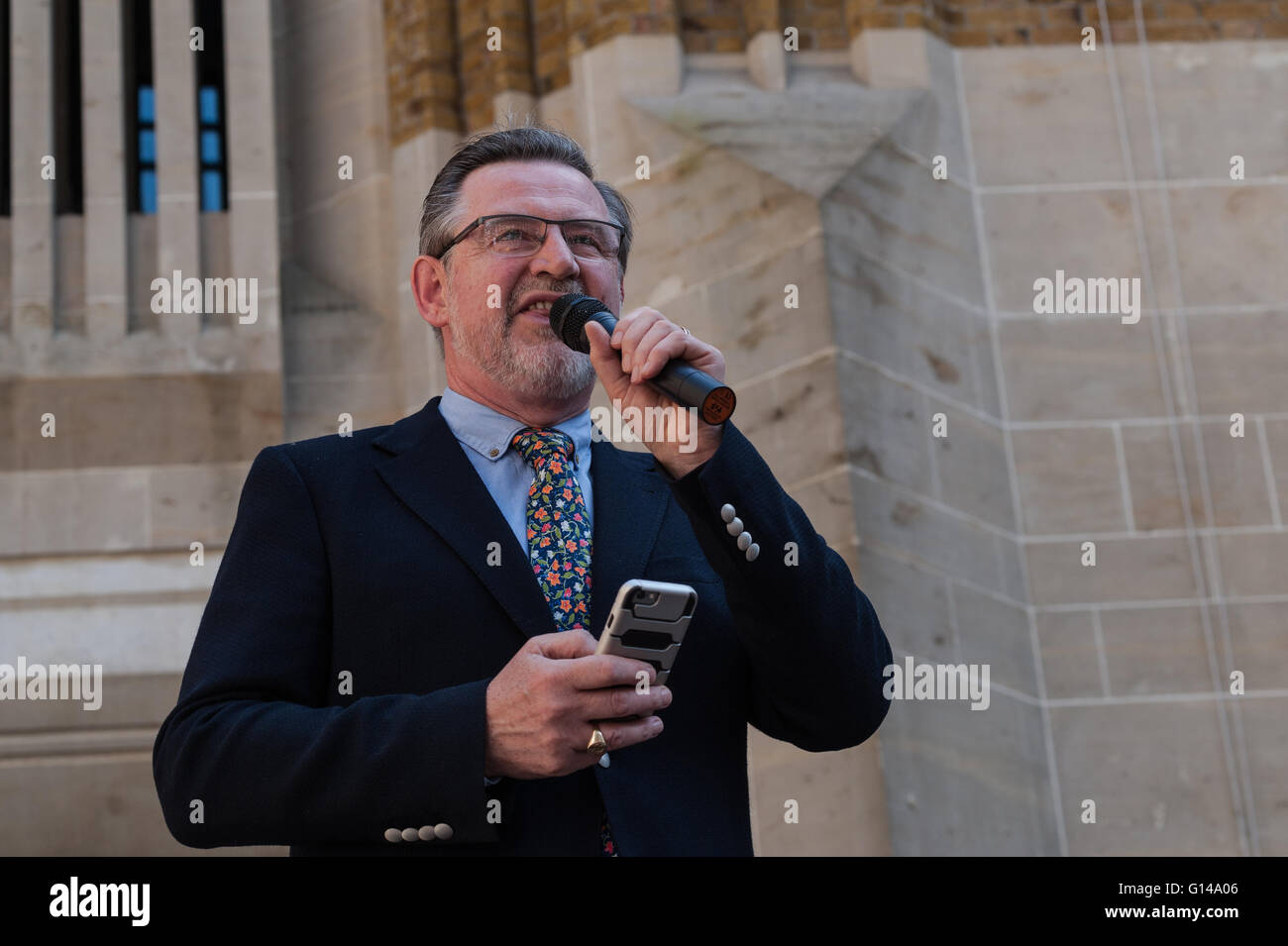 Londra, Regno Unito. 08 maggio 2016. Barry Gardiner, il Partito Laburista MP e il ministro ombra di energia e cambiamento climatico fa un discorso durante la 'andando indietro sul Cambiamento Climatico" protesta da parte del Dipartimento della Salute. Wiktor Szymanowicz/Alamy Live News Foto Stock