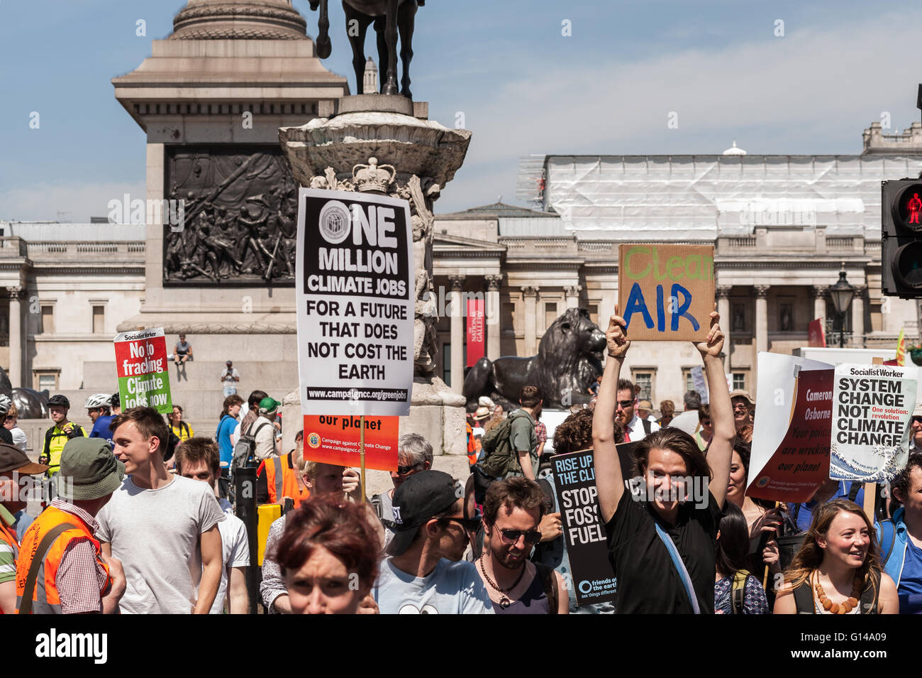 Londra, Regno Unito. 08 maggio 2016. Gli attivisti e gli attivisti si riuniscono per protestare contro la politica del governo nei confronti del cambiamento climatico. I partecipanti hanno marciato all'indietro dalla parte superiore di Whitehall per il Dipartimento della Sanità mostrano simbolicamente l'inversione delle azioni del governo su diversi temi come fracking, fonti di energia rinnovabili Combustibili fossili, il trasporto sostenibile. Manifestanti hanno rivolto un appello ad andare avanti anziché indietro sulla politica in materia di clima nel primo anniversario del governo attuale. Wiktor Szymanowicz/Alamy Live News Foto Stock