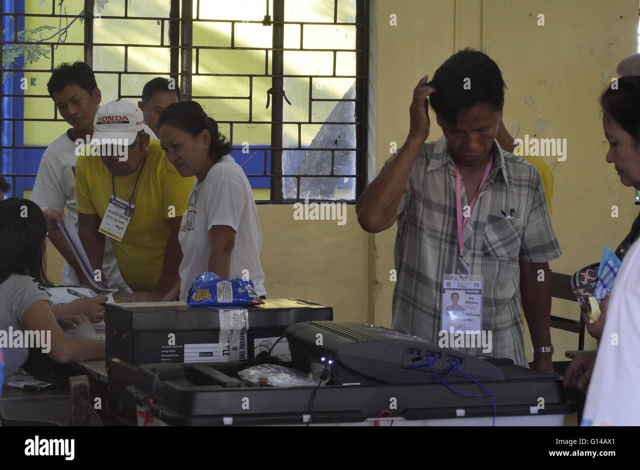 Mandaluyong, Filippine. 09 Maggio, 2016. Sembra che una delle PCOS ( Precinct Count dello scanner ottico) macchina sta prendendo un po' di tempo l'elaborazione del foglio balot e produrre una ricevuta. © George Buid/Pacific Press/Alamy Live News Foto Stock