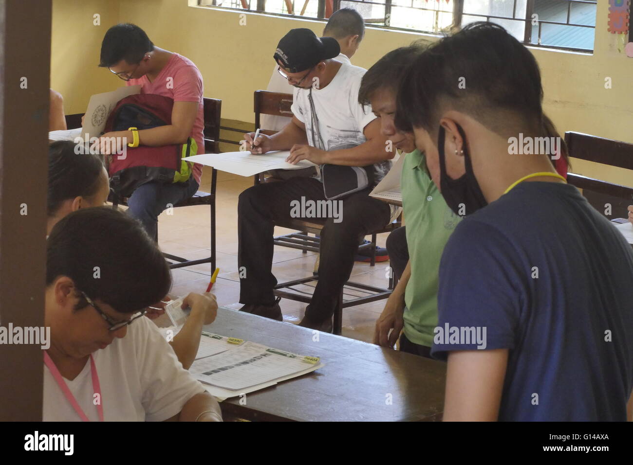 Mandaluyong, Filippine. 09 Maggio, 2016. Qui è una scena in cui gli elettori e selezionando il loro candidato mentre alcune sono sempre loro balot fogli mentre la dama fa una revisione finale della loro credenziali. © George Buid/Pacific Press/Alamy Live News Foto Stock